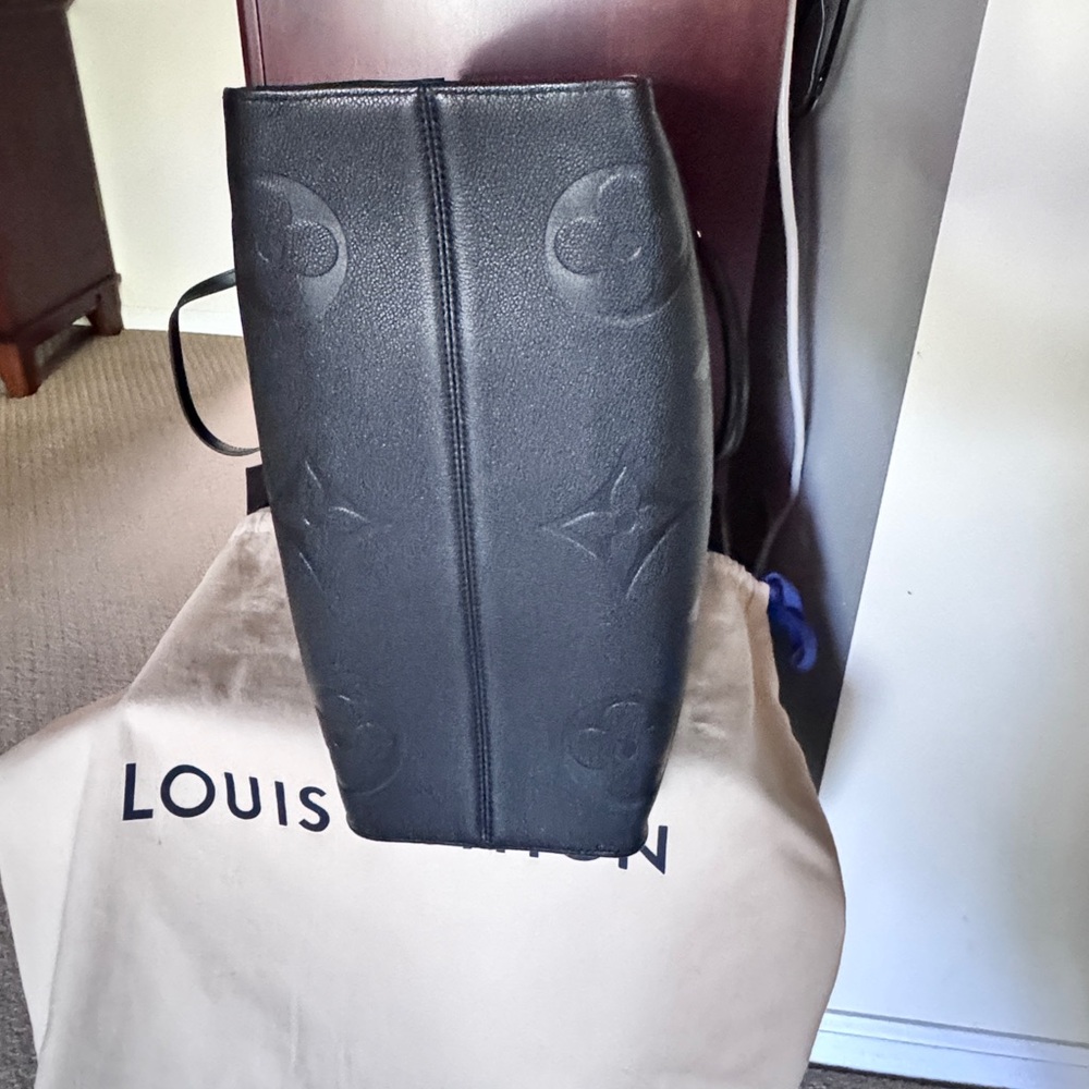 Louis Vuitton Black Onthego GM Tote Bag - Picture 9 of 16